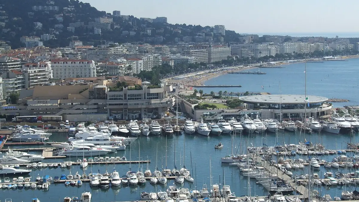 Le Palais des Festivals, le Vieux-Port et la Croisette de Cannes vus depuis les hauteurs