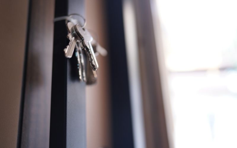 Porte blindée élégante installée dans un appartement luxueux à Cannes avec vue sur la Méditerranée
