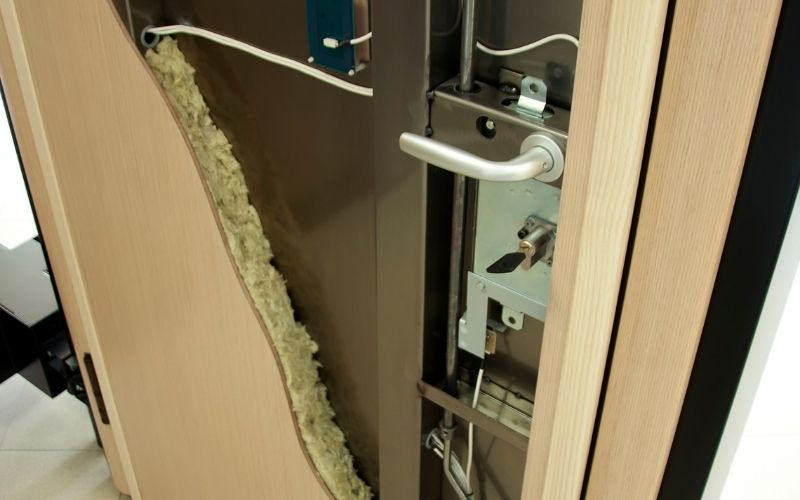 Serrurier professionnel en train d'installer une porte blindée dans un appartement à Cannes