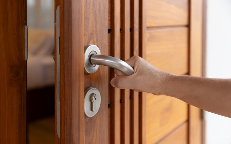 Détail d'une porte blindée haute sécurité montrant le cylindre A2P, les points de verrouillage et la poignée de sécurité