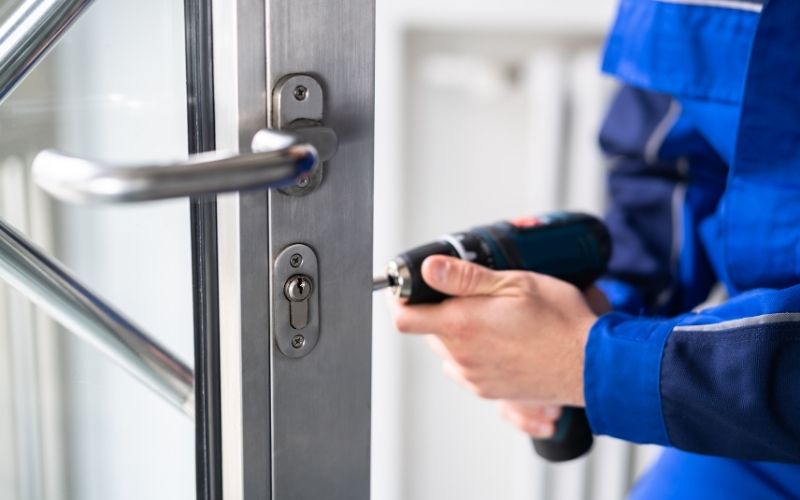 Porte d'entrée fermée à Cannes nécessitant l'intervention d'un serrurier pour ouverture