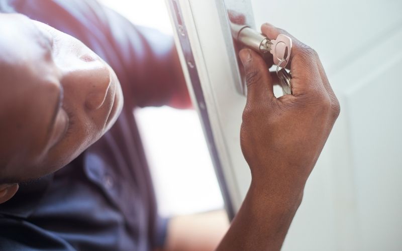 Cylindre de serrure haute sécurité certifié A2P installé sur une porte à Cannes