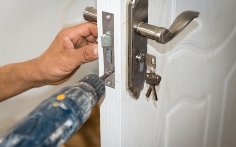 Outils professionnels d'ouverture de porte sans dégâts utilisés par notre serrurier à Cannes